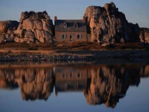 maison entre deux rochers en bretagne