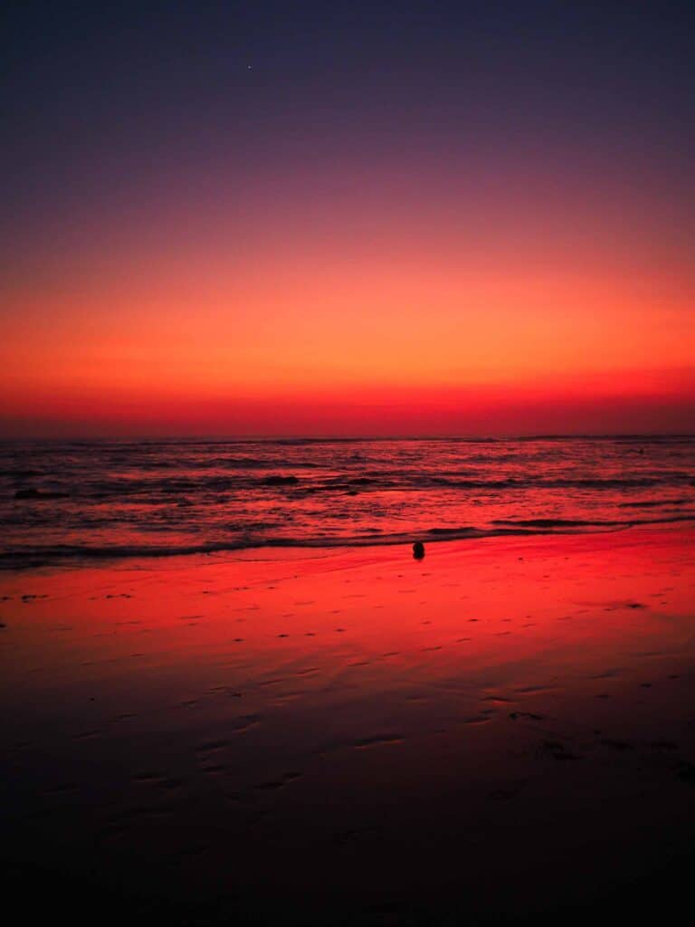 coucher de soleil sur la plage à Bali en Indonésie