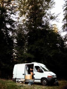 fourgon amenage en pleine foret