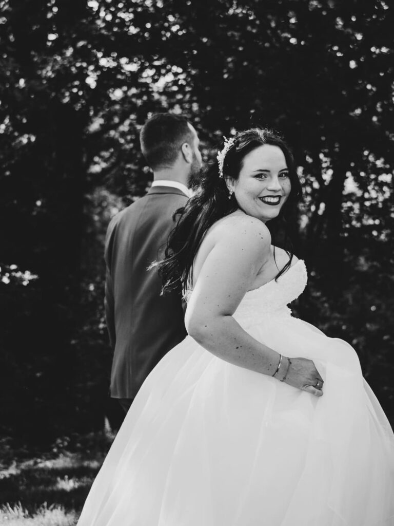 photo de couple de mariage en noir et blanc en Bretagne