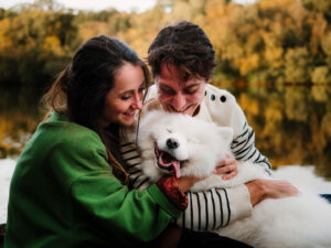 séance photo engagement avec un chien