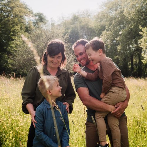 Une séance photo de famille dans un champ de fleurs